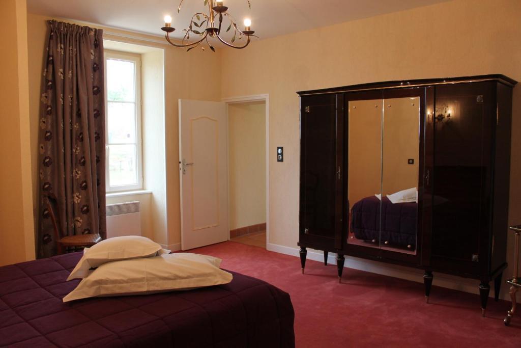 Gite De La Maison Fort Holiday home Vereaux